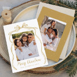 Vintage Guld Bow God jul 2 Photo Julkort<br><div class="desc">Fira julhelgen med det här charmerande julkortet som ger din familjs foto inramat av en festlig guld-båge och band på en skarp vit bakgrund. "God jul" är elegant skrivet i ett charmerande handskript för guld, med utrymme för att anpassa din familj namn nedan. Kortets baksida visar ytterligare ett foto mot...</div>