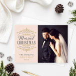 Vintage  Guld: Gift julfoto med Bröllop Julkort<br><div class="desc">Eleganten "Vi önskar dig en gift jul och Gott nytt år"-fotokort för ett nytt par innehåller ett ornat antika guld och grått-vintage-typografi för kol med vacker detaljrikedom för rulla och anpassningsbar som du kan anpassa med ett sött och enkelt budskap från det nygifta paret. Söt, rosa, färg. På baksidan av...</div>