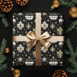 Vintage Guld och svarta julprydnader Presentpapper<br><div class="desc">Den här vintagens presentutformning ger alla brans nostalgiska känslor. Presentfigurationen är vacker och har elegant mönster av svart och guld vintage glasprydnadsföremål.</div>