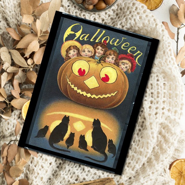 Vintage Halloween Barn som Gömmer bakom Pumpkin (Skapare uppladdad)