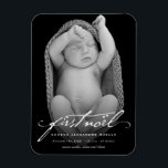 Vintage Handskrift Script Baby första Noel Photo Magnet<br><div class="desc">Vintage Handwrite Calligraphy Script Baby 1st Noel Photo Flexible Magnet. Denna klassiska minimalistiska helgdag-förlossning/baby first noel (christmas) har en vintage handskriftsskript med kalligrafi med baby namn, födelsedatum och baby i serif-text som täcker ett utfallsfoto på framsidan. De flesta texter och bakgrunder kan ändras till valfri färg. Designade/ursprungliga teckningar efter tjock*fa*tin*i....</div>