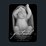 Vintage Handskrift Script Baby första Noel Photo Magnet<br><div class="desc">Vintage Handwrite Calligraphy Script Baby 1st Noel Photo Flexible Magnet. Denna klassiska minimalistiska helgdag-förlossning/baby first noel (christmas) har en vintage handskriftsskript med kalligrafi med baby namn, födelsedatum och baby i serif-text som täcker ett utfallsfoto på framsidan. De flesta texter och bakgrunder kan ändras till valfri färg. Designade/ursprungliga teckningar efter tjock*fa*tin*i....</div>