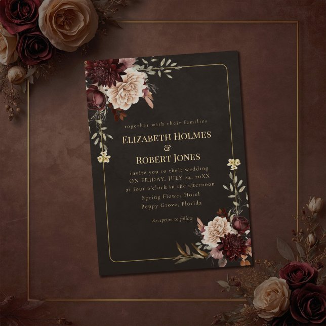 Vintage Häxliknande Blommig Bröllopsinbjudan Inbjudningar (Vintage Witchy Floral Wedding Invitation on a brown vintage wedding table with flowers.)