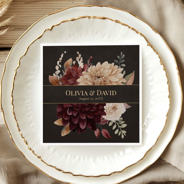 Vintage Häxliknande Blommig Bröllopsservett Pappersservett (Vintage Witchy Floral Wedding Napkin on an elegant rustic wedding table)