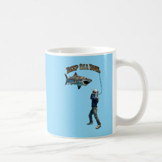 Vintage hjälmdykare som kämpar mot en tigerhaj URM Kaffemugg