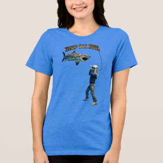 Vintage hjälmdykare som kämpar mot en tigerhaj URM T Shirt