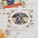 Vintage Holly Berries Oval Photo | Färgstark ljus Julkort<br><div class="desc">Den här eleganten och det visuella helgdag-fotokortet innehåller vår ursprungliga vintrak i hand plockade som ramar ditt foto med kurvformad elegant. Baksidan har en passande mönster med ett foto och en punkt för mer text.</div>