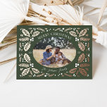 Vintage Holly Berries Photo jul Evergreen<br><div class="desc">Det här klassiska och elegant helgdag-fotokortet har vår ursprungliga vintrak i hand plockade som ramar fotot och böjd. Baksidan har en matchande mönster med foto och ytterligare text.</div>