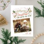 Vintage Holly Tilted Snapshot Photo jul Julkort<br><div class="desc">Det här helgdag med festiv och chic har vårt ursprungliga,  handritade vintern med söt formaterad typografi i vibrant färg och 2 tippade bilder. Baksidan levereras med en matchande mönster</div>