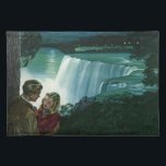 Vintage Honeymoon Kärlek, Newlyweds vid Niagara Fa Bordstablett<br><div class="desc">Vintage illustrerar bilden av kärlek och romantik med ett ungt gift par på deras smekmånad av Niagara Falls. En romantisk kväll nära vattenfallet under månljuset av fullt måne.</div>