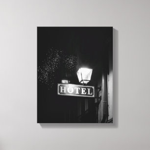 Vintage hotellskylt, gatubelysning och mycket ljus canvastryck