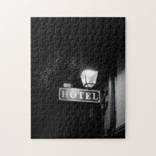 Vintage hotellskylt, gatubelysning och mycket ljus pussel