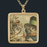 Vintage Humor, Viktorian Bride Groom Cats in Hats Guldpläterat Halsband<br><div class="desc">Vintage illustrerar en lustig humor-bild med Victorian tabby katt som bär hattar. Ett bröllop för sällskapsdjur kärlek och romantik med kattbrud och kattgroom. Bröden bär en elegant blommigt-blomma och brudkatten bär ett finare-formellt top hat.</div>
