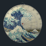 Vintage Japansk konst, Hokusais Underbara våg Darttavla<br><div class="desc">36 Vyer över Fuji: Katsushika Hokusai (Underbara vågen utanför Kanagawas Kusten) från Edo-perioden, c. 1830 Nautisk illustration av den asiatiska vintagens bra , som visar ett sjölandskap till havs med stora tidvattensströmmar i vågar med båtar från människor och berget Fuji i avstånd. Även om det antas vara en flodvåg är...</div>
