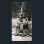 Vintage jul, Best Friends on Skis Fraktsedel<br><div class="desc">Vintage God jul sepia foto av bästa vänner,  en liten pojke och en liten flicka,  två barn som har roligt skidor i snö under vintern. Det snöar i skogen.</div>