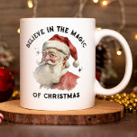 Vintage jul Jultomten Mugg<br><div class="desc">Helgdag har en vintage Jultomten med ord,  tro på julens magi. Fyll den med kakao eller mattor,  och det blir en roligt julklapp. Designad av Blackberry Boulevard.</div>