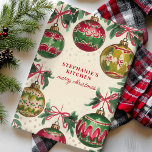 Vintage jul Ornament Personlig Kökshandduk<br><div class="desc">Lägg till lite charm vintage i köket den här julhelgen med den här personligen julhandduken som innehåller klassiska prydnadsämnen i rött och grönt. Perfekt för att lägga till en mysigt, nostalgisk känsla i helgdag dekoration eller gåva till en älskad. Anpassa den med ditt namn så att den blir verkligt unik....</div>