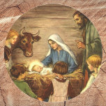 Vintage jul, Religiösa Nativitet w Baby Jesus Runt Klistermärke<br><div class="desc">Vintagen illustrerar religiösans julbild med en vacker,  klassisk helgdag-familjscen med Mary,  Joseph och den unge Jesus Kristus i mangaren i Betlehem. En kristen religionscen med barn samlades i händer kring pojke.</div>