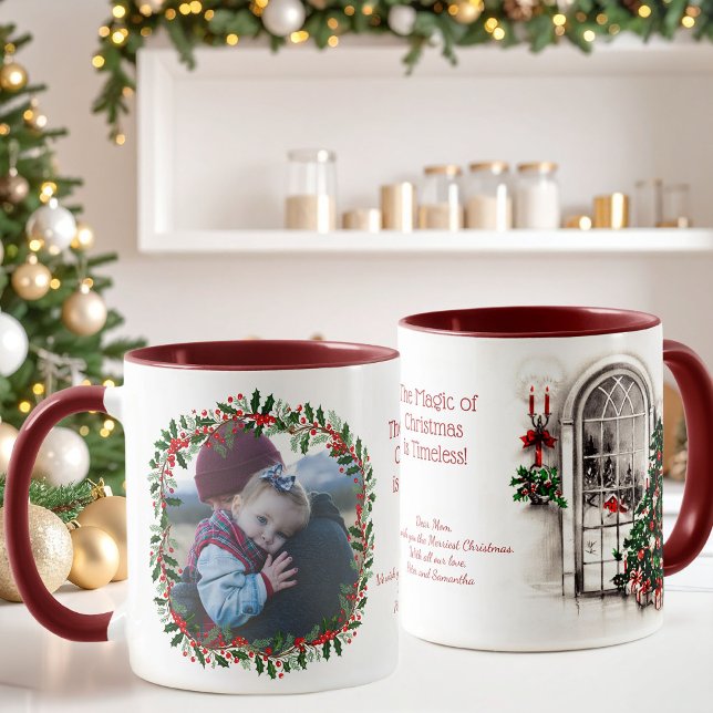 Vintage julfönster och järnvägsfoto-mugg mugg (Beautiful Christmas photo mug with a holly wreath bordering your photo and a vintage Christmas scene)