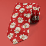 Vintage Jultomten Röd julsnöflake Slips<br><div class="desc">Fira julhelgen i stil med den här festliga Jultomten-temade snuten. Med en vintage-inspirerad Santa ansikte mönster på en sjudande röd bakgrund, kommer den här tiden säkert att stå upp vid alla julmöten. Det utspridda vita snöflingor tillför en aning helgdag magi, skapar perfekt för både formella och avslappnad evenemang. Oavsett om...</div>