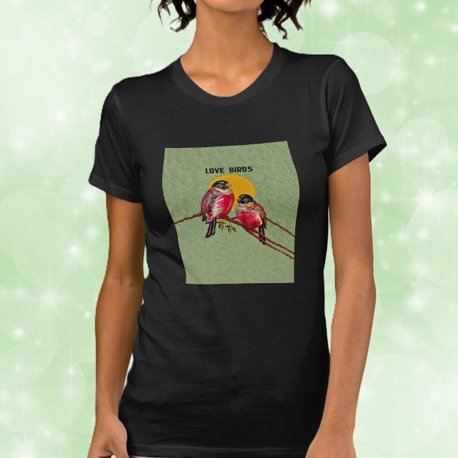 Vintage Kärlek Fåglar Sol Tee Shirt (Two pink love birds sitting on branch in front of yellow sun on green background womans tee shirt.)
