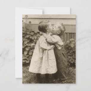 Vintage Kärlek Foto av Children Kissing i en Garde