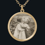 Vintage Kärlek Foto av Children Kissing i en Garde Guldpläterat Halsband<br><div class="desc">Vintagens svarta och vita sepia-foto av två barn som kysses i trädgården. En underbar bild av en liten pojke och flicka och deras första kyss. Älskling bild av ungdom och oskuld.</div>