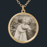Vintage Kärlek Foto av Children Kissing i en Garde Guldpläterat Halsband<br><div class="desc">Vintagens svarta och vita sepia-foto av två barn som kysses i trädgården. En underbar bild av en liten pojke och flicka och deras första kyss. Älskling bild av ungdom och oskuld.</div>
