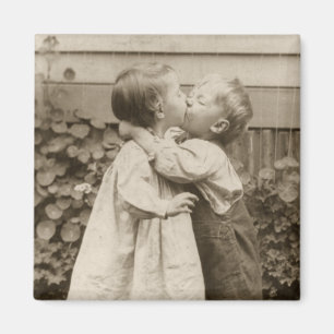 Vintage Kärlek Foto av Children Kissing i en Garde Magnet