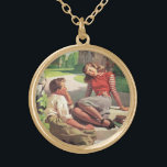 Vintage Kärlek och Romantik, högskolesjörer Guldpläterat Halsband<br><div class="desc">Vintage illustration av kärlek och romantik med ett sött ungt par som flirtar i skolan. Tonåringarna är sitta med sina läroböcker om några steg i träd om-campus skugga.</div>