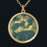 Vintage Kärlek och Romantik Photo, Children Kiss Guldpläterat Halsband<br><div class="desc">Vintage svartvit sepia-foto med Victorian kärlek och romantik. Romantisk bild med en liten pojke och liten flicka,  två barn som delar en oskyldig kyss.</div>