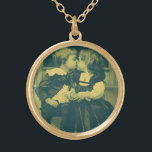 Vintage Kärlek och Romantik Photo, Children Kiss Guldpläterat Halsband<br><div class="desc">Vintage svartvit sepia-foto med Victorian kärlek och romantik. Romantisk bild med en liten pojke och liten flicka,  två barn som delar en oskyldig kyss.</div>