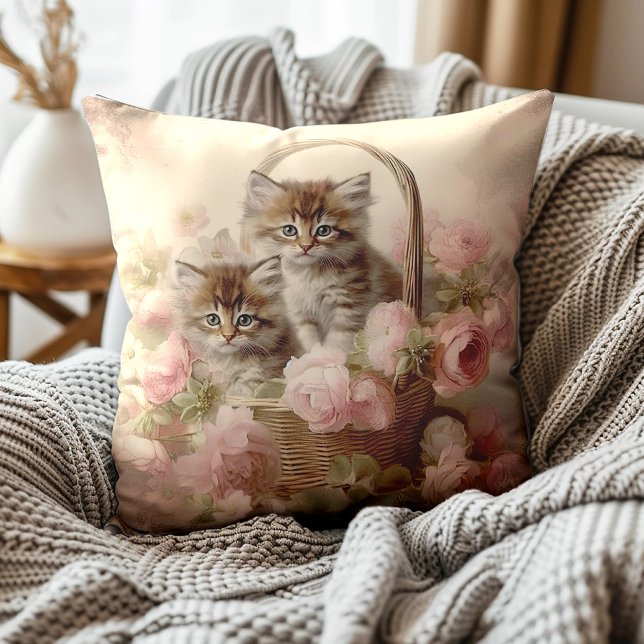 Vintage Kittens Basket Rosa Blommigt Painting Kudde (Decorator pillow with two sweet kittens in a basket surrounded by blush pink floral.)