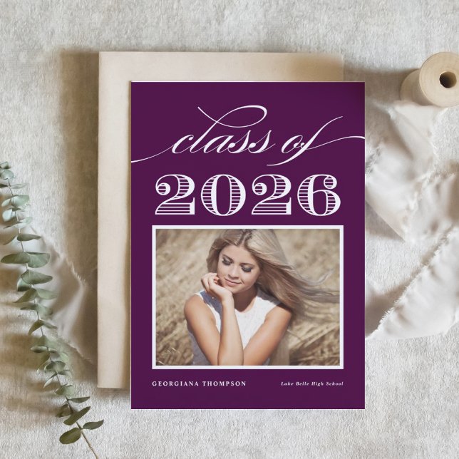 Vintage Klass 2026 Lila Foto Examen Inbjudningar (Customizable purple photo graduation invitation featuring elegant script and vintage typography. )