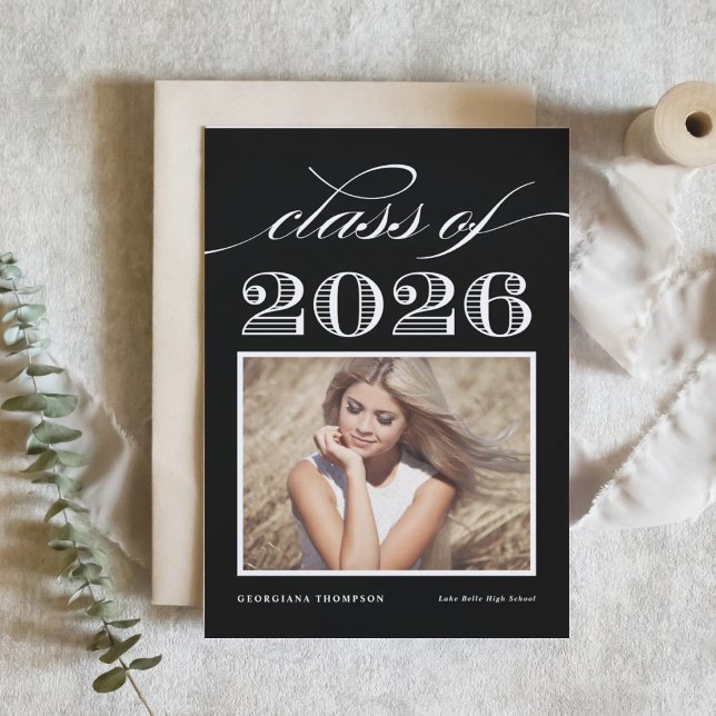Vintage Klass 2026 Svart Foto Examen Inbjudningar (Customizable black photo graduation invitation featuring elegant script and vintage typography. )