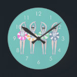 Vintage Konstsimmande simmare Simma Ring Bassäng  Rund Klocka<br><div class="desc">Med coola illustrerar man på ett modernt sätt synkroniserade kvinnliga konstnärer med simma bassäng ringar i färg. Simmare från St. Tropez. Konstnärliga svimmers presentdesign i en pastel färg. Coolans simma-gruppgåva. Synkroniserade simteamgåvor, synkroniserade träningsplagsgåvor. Artistiska simmare-flickteam ger idéer. Konstnärlig simplingsdekoration, stationär och annat, se mer i en samling. Konstnärliga simteampresentationer. Synchro...</div>