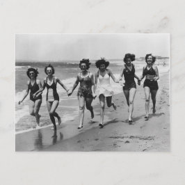 Vintage Kvinnor som opererar på stranden Vykort
