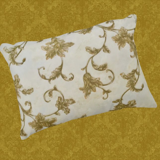 Vintage lantstuga bleknad guldvinranka prydnadskudde (Shabby chic antique vine pattern.)