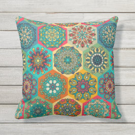 Vintage lapptäcke med blommigt mandala inslag utomhuskudde