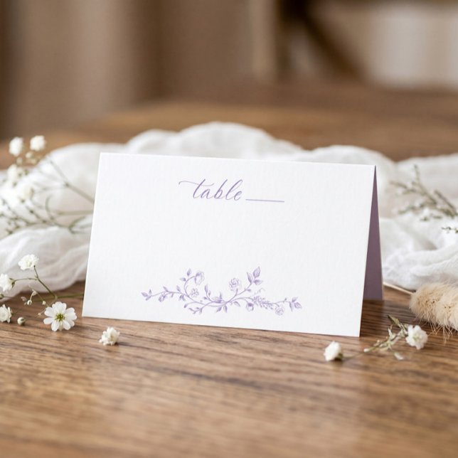 Vintage lila fransk blomsterbröllop placeringskort (Lavender folded wedding place card with vintage French floral design.)