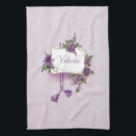 Vintage Lilacs Personlig Kitchen Towel Kökshandduk<br><div class="desc">Sprayer av romantiska laktor omger en mittvit rulla med lila sladdar och handskar på en mjuk baksida av lavender-damm.</div>