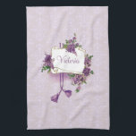 Vintage Lilacs Personlig Kitchen Towel Kökshandduk<br><div class="desc">Sprayer av romantiska laktor omger en mittvit rulla med lila sladdar och handskar på en mjuk baksida av lavender-damm.</div>