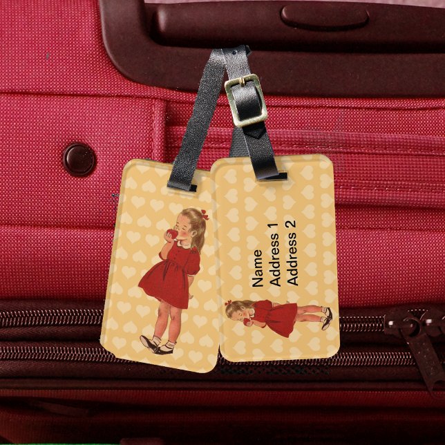 Vintage litet rött flickklänning Apple Bagagebricka (Cute little vintage girl in red dress eating red apple on yellow hearts on luggage tag.)