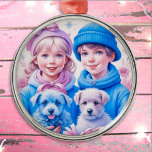 Vintage Little Children Personlig Julgransprydnad Metall<br><div class="desc">Söt lilla vintage flicka och pojke i rosa och blåa vinterhattar som håller valpar med åternostalgisk jullornament för dem som gillar en gammaldags jul.</div>