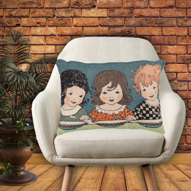 Vintage Little Girls Eating Soppa Three Sisters Prydnadskudde (Three little vintage girls with different colour hair eating soup on blue decorative pillow.)