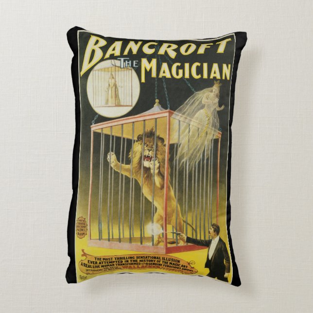 Vintage Magi Poster, Magikern Bancroft och Lejon Prydnadskudde (Baksidan(Vertikal))