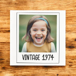 Vintage Milestone Birthday Photo Keepsak Pappersservett<br><div class="desc">Lägg till lite nostalgi i firande med Vintage Milestone Birthday Photo Keepsak Napkins. Dessa blöjor har en charmerande vintage och kan vara personlig med favoritfoto- och födelsedagskalender. De skapar dem ett unikt och minnesvärt tillägg till evenemanget. De är gjorda av högkvalitativt absorberande material och är perfekt för att servera drycker...</div>
