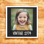 Vintage Milestone Birthday Photo Keepsak Pappersservett<br><div class="desc">Lägg till lite nostalgi i firande med Vintage Milestone Birthday Photo Keepsak Napkins. Dessa blöjor har en charmerande vintage och kan vara personlig med favoritfoto- och födelsedagskalender. De skapar dem ett unikt och minnesvärt tillägg till evenemanget. De är gjorda av högkvalitativt absorberande material och är perfekt för att servera drycker...</div>