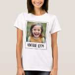 Vintage Milestone Birthday Photo Keepsak T Shirt<br><div class="desc">Fira en speciell milstolpe med Vintagen Milestone Birthday Photo Keepsak T-Shirt. Den här t-shirt-snyggten har en charmerande vintage, ett anpassade med favoritfoto och födelsedagskalender för personligt bruk. Den är tillverkad av bekvämt tyg av hög kvalitet och är perfekt att bära på födelsedagsfesten och utanför den. Denna unika t-shirt är perfekt...</div>