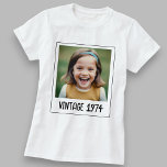 Vintage Milestone Birthday Photo Keepsak T Shirt<br><div class="desc">Fira en speciell milstolpe med Vintagen Milestone Birthday Photo Keepsak T-Shirt. Den här t-shirt-snyggten har en charmerande vintage, ett anpassade med favoritfoto och födelsedagskalender för personligt bruk. Den är tillverkad av bekvämt tyg av hög kvalitet och är perfekt att bära på födelsedagsfesten och utanför den. Denna unika t-shirt är perfekt...</div>